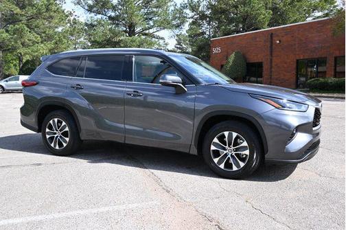 Magnetic Gray Metallic 2021 Toyota Highlander XLE
