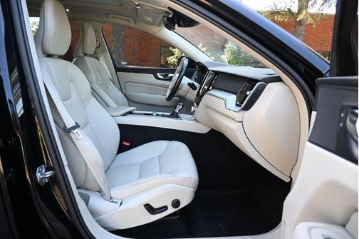 Onyx Black Metallic 2020 Volvo XC60 T5 Momentum
