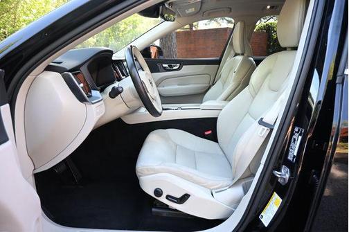 Onyx Black Metallic 2020 Volvo XC60 T5 Momentum