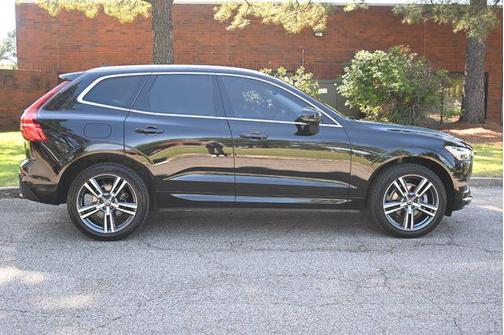 Onyx Black Metallic 2020 Volvo XC60 T5 Momentum
