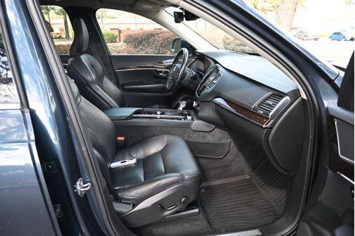 2019 Volvo XC90 T6 Momentum