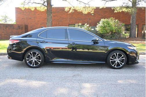 Midnight Black Metallic 2019 Toyota Camry SE