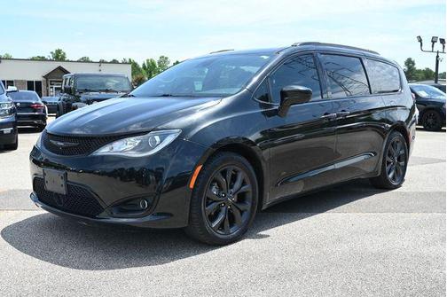 Brilliant Black Crystal Pearlcoat 2018 Chrysler Pacifica Touring-L Plus