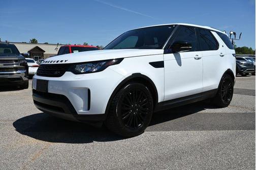 White 2018 Land Rover Discovery SE
