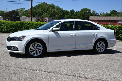 Pure White 2018 Volkswagen Passat 2.0T SE