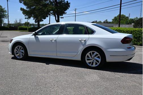 Pure White 2018 Volkswagen Passat 2.0T SE