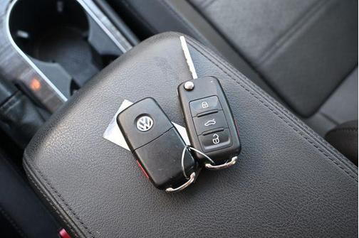 Pure White 2018 Volkswagen Passat 2.0T SE