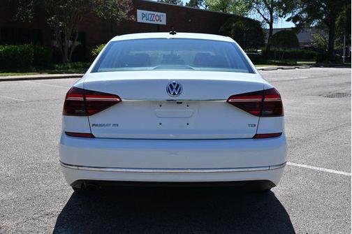 Pure White 2018 Volkswagen Passat 2.0T SE