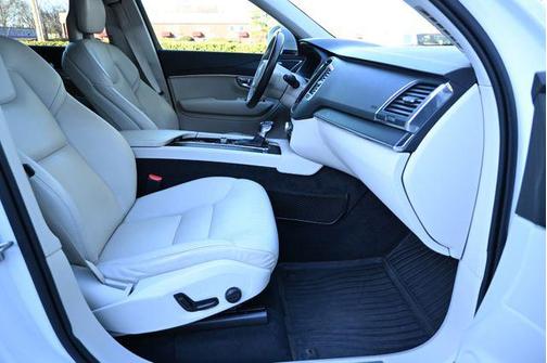 2020 Volvo XC90 T6 Momentum