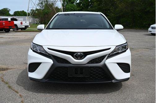 Super White 2018 Toyota Camry SE