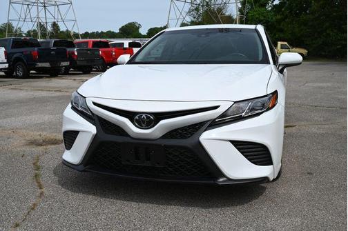 Super White 2018 Toyota Camry SE