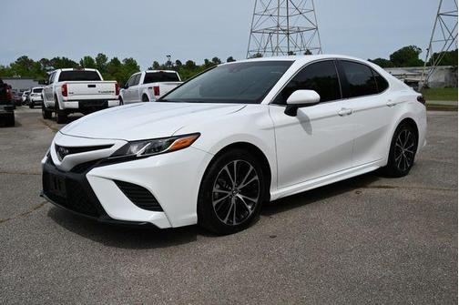 Super White 2018 Toyota Camry SE