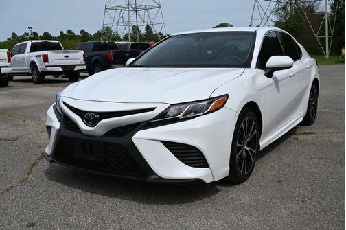 Super White 2018 Toyota Camry SE