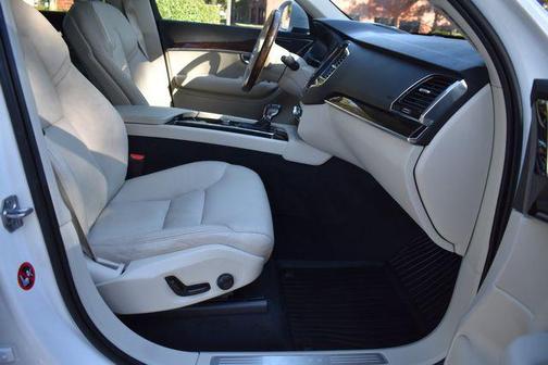 2018 Volvo XC90 T6 Momentum
