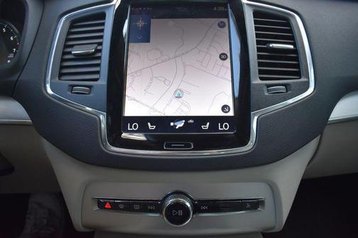 2017 Volvo XC90 T6 Momentum