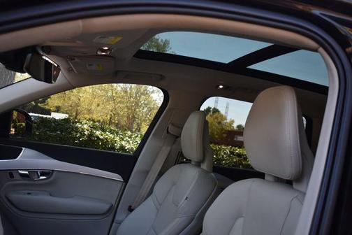 2017 Volvo XC90 T6 Momentum
