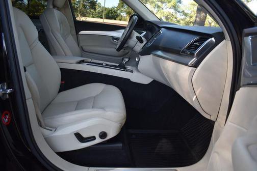 2017 Volvo XC90 T6 Momentum