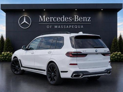 Mineral White Metallic 2023 BMW X7 xDrive40i