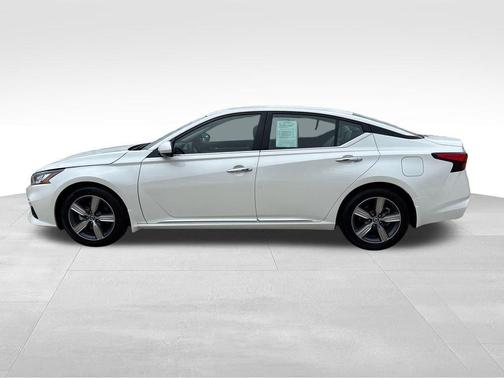 White 2022 Nissan Altima 2.5 SL