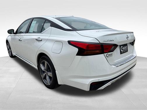 White 2022 Nissan Altima 2.5 SL