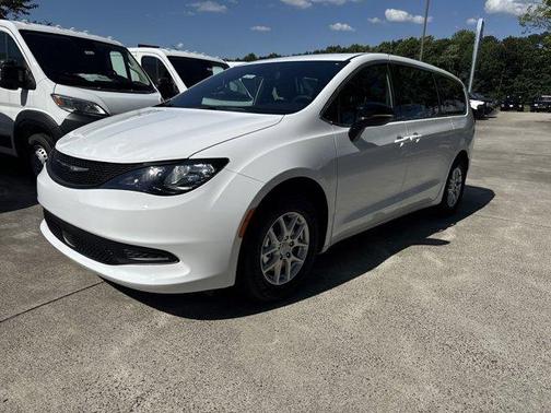 2025 Chrysler Voyager LX