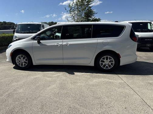 2025 Chrysler Voyager LX