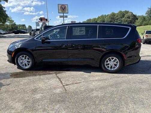 2025 Chrysler Voyager LX
