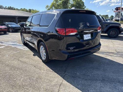 2025 Chrysler Voyager LX