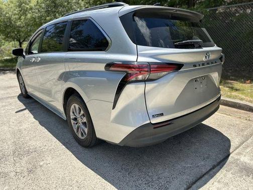 2021 Toyota Sienna LE