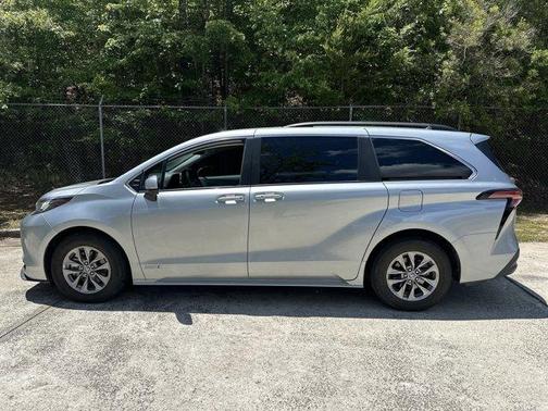 2021 Toyota Sienna LE