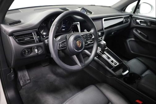 2025 Porsche Macan AWD