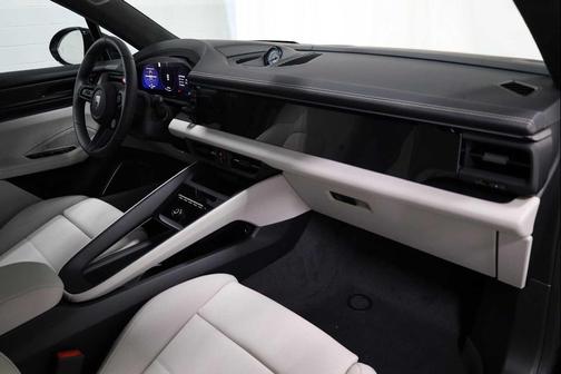 2025 Porsche Macan Turbo