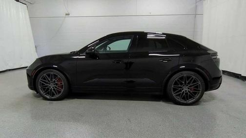 2025 Porsche Macan Turbo