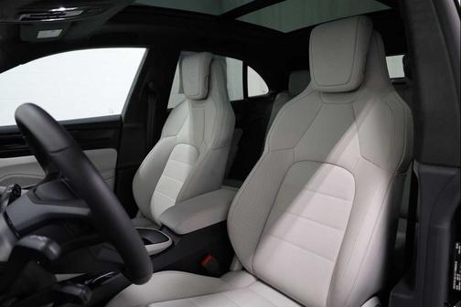 2025 Porsche Macan Turbo