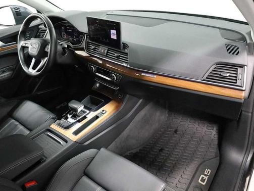 Manhattan Gray Metallic 2021 Audi Q5 45 Prestige