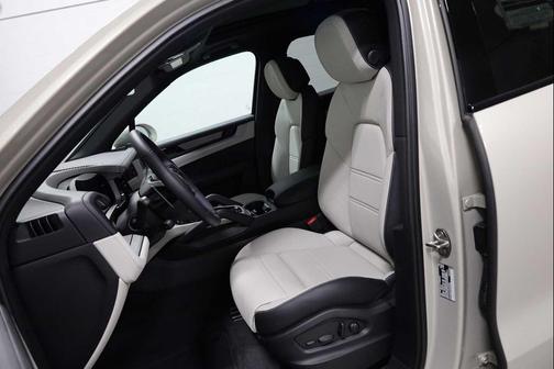 Cashmere Beige Metallic 2026 Porsche Cayenne Cayenne