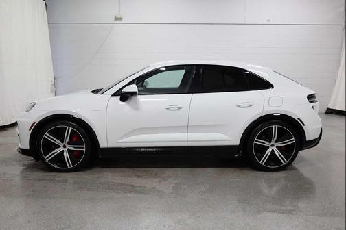 2025 Porsche Macan Turbo