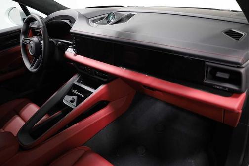 2025 Porsche Macan Turbo