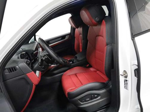 White/off-white 2026 Porsche Cayenne Cayenne
