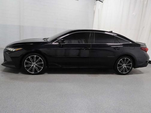 Midnight Black Metallic 2019 Toyota Avalon XSE