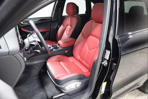2025 Porsche Macan AWD