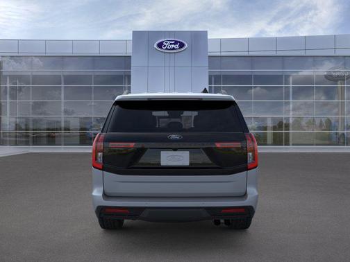 Glacier Gray Metallic Tri-Coat 2026 Ford Expedition Tremor