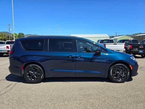 2025 Chrysler Pacifica Hybrid Select