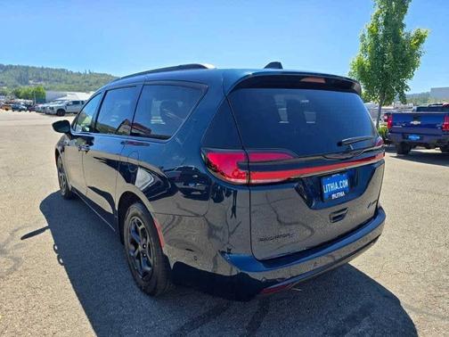 2025 Chrysler Pacifica Hybrid Select