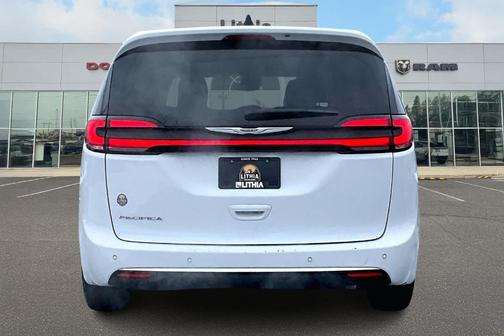 2024 Chrysler Pacifica Touring-L