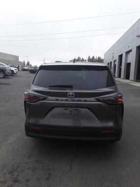 2024 Toyota Sienna LE