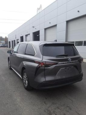 2024 Toyota Sienna LE