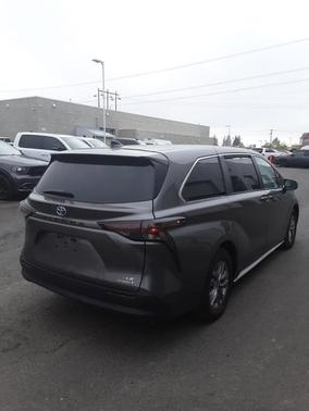 2024 Toyota Sienna LE