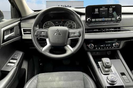 2023 Mitsubishi Outlander SE