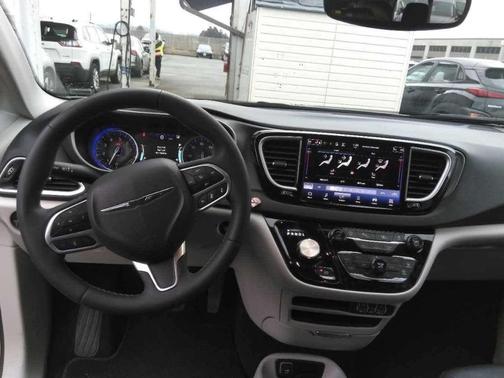 2024 Chrysler Pacifica Touring-L